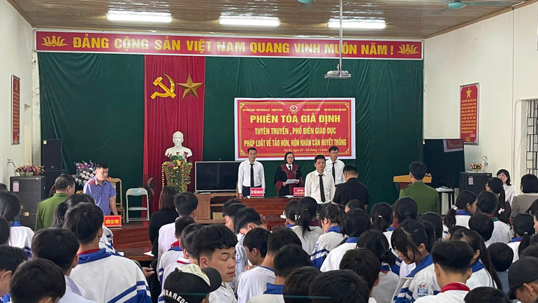 Phiên tòa giả định tuyên truyền, phổ biến giáo dục pháp luật về tác hại của tảo hôn, hôn nhân cận huyết thống cho học sinh Trường PTDTBT THCS Đổng Xá. z6105955670660-d59b5c162f1c97a833744f1705ad50fd.jpg