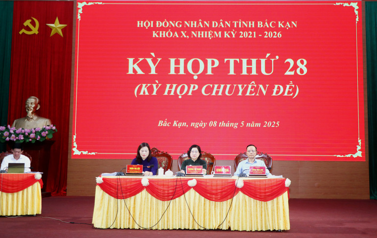 Các đồng chí chủ trì Kỳ họp thứ 28, HĐND tỉnh Bắc Kạn khóa X, nhiệm kỳ 2021-2026. img-9313.jpg