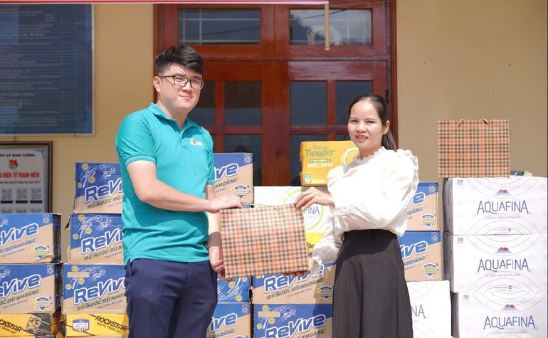 Công ty cũng tổ chức khám và tư vấn sức khoẻ miễn phí cho học sinh cấp tiểu học và THCS z5923763588035-48f65ecc9df45e28496daffa2f6ec2d1-8436.jpg