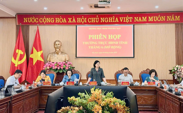 សមមិត្ត ភឿង ធីថាញ់ លេខាអចិន្ត្រៃយ៍គណៈកម្មាធិការបក្សខេត្ត ប្រធានក្រុមប្រឹក្សាប្រជាជនខេត្ត ថ្លែងក្នុងកិច្ចប្រជុំ។ z6671130734777-5b8615c585468ab2a2b0e97c3095e1dc.jpg