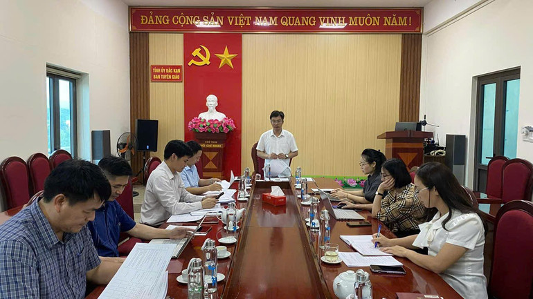 Họp Ban Giám khảo, Tổ Thư ký Giải “Đất và người Bắc Kạn” thống nhất đưa các tác phẩm vào tiêu chí xếp giải. z6695102854151-6bbfe1d7f019081c5bb32b5012d61cf5.jpg