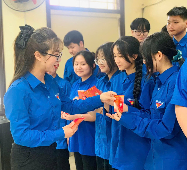 Những học sinh lớp 9, Trường THCS Đức Xuân (TP. Bắc Kạn) có thành tích học tập tốt và thường xuyên tham gia các hoạt động được kết nạp vào Đoàn TNCS Hồ Chí Minh. z6533131609561-72c7470e6c967121529ded738001735d-copy.jpg