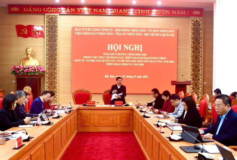 Đồng chí Phạm Duy Hưng, Ủy viên Ban Thường vụ, Trưởng ban Tuyên giáo Tỉnh ủy gợi ý thảo luận đóng góp vào Chương trình phối hợp năm 2025. z6215076283738-af674ac40a034c3cd95a8a5bb03fcaa0.jpg