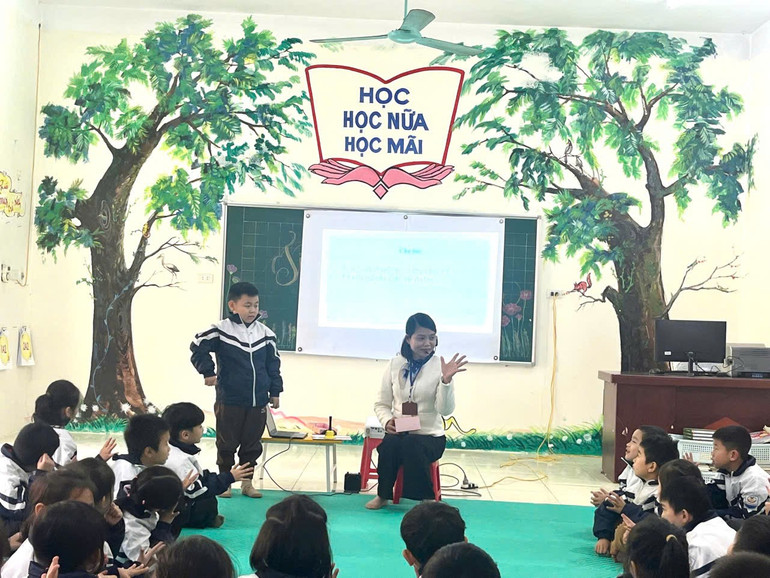 Học sinh háo hức tìm hiểu kiến thức qua sách trong Thư viện thân thiện, Trường Tiểu học thị trấn Chợ Rã (Ba Bể). z6215323356694-f4f6d0d5640eea9cbc3d0dfb23593250.jpg