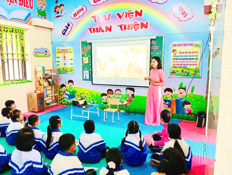 Cô và trò Trường Tiểu học Nông Hạ (Chợ Mới) trong tiết đọc to tại Thư viện thân thiện của nhà trường. z6215323345378-0963999e47005fe8e3d575d6099dab05.jpg