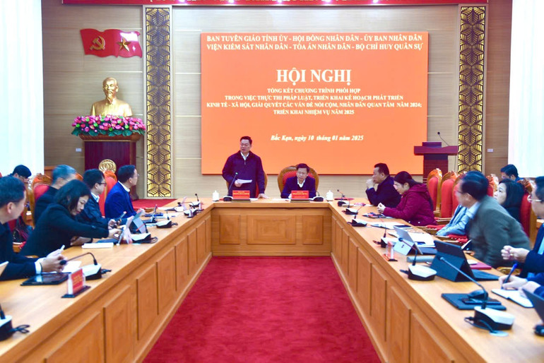 Đồng chí Hoàng Duy Chinh, Ủy viên BCH Trung ương Đảng, Bí thư Tỉnh ủy, Trưởng đoàn ĐBQH tỉnh Bắc Kạn phát biểu chỉ đạo tại Hội nghị. z6215076278100-650ed4fef11659a9bd9c09f5d0b343f6.jpg