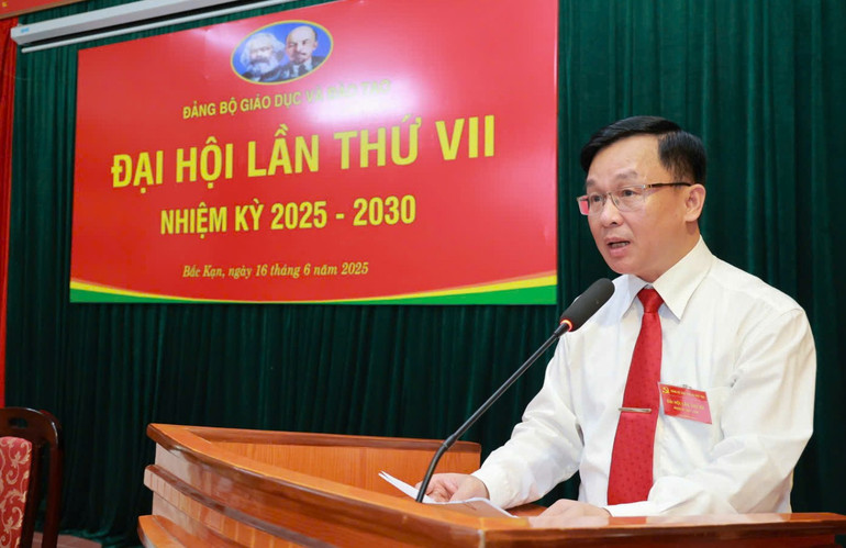 Đồng chí Nguyễn Ngọc Sơn, Giám đốc Sở Giáo dục và Đào tạo phát biểu tại Đại hội. z6710627553951-b74bb3cb7baf0c4ef2e763a34b4b9adf.jpg