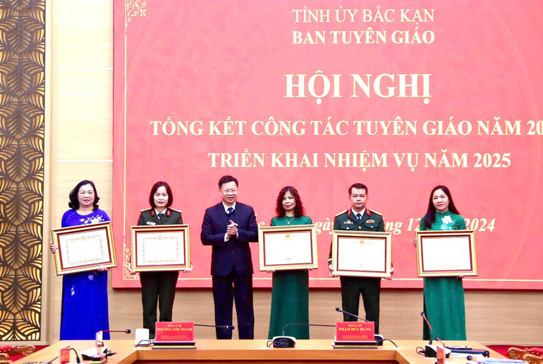 Ban Tuyên giáo Tỉnh ủy thừa ủy quyền của của Thủ tướng Chính phủ, Ban Tuyên giáo Trung ương tặng Bằng khen cho các tập thể, cá nhân có thành tích tiêu biểu trong học tập và làm theo tư tưởng, đạo đức, phong cách Hồ Chí Minh năm 2024. tuyen-giao-khen.jpg