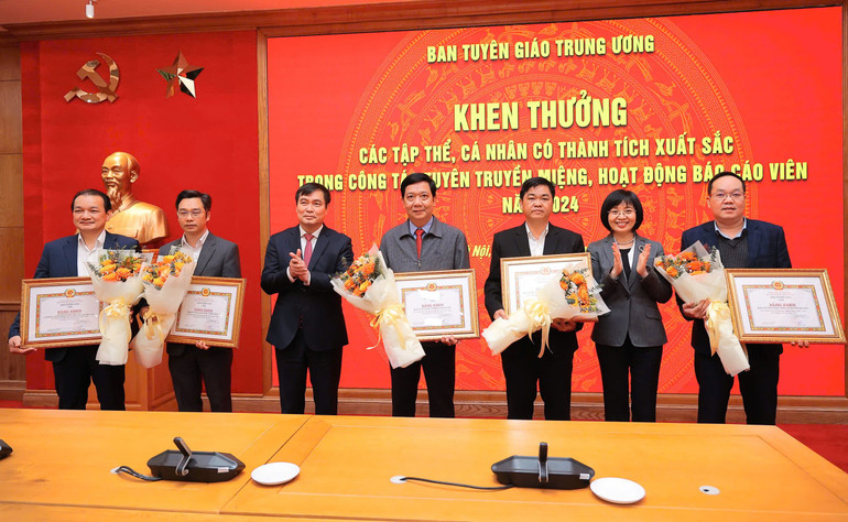 Đồng chí Lưu Ngọc Trung, Phó Trưởng ban Tuyên giáo Tỉnh ủy (thứ hai từ trái sang), thay mặt Ban Tuyên giáo Tỉnh ủy Bắc Kạn nhận Bằng khen của Ban Tuyên giáo Trung ương cho tập thể có thành tích xuất sắc trong công tác tuyên truyền miệng, hoạt động báo cáo viên năm 2024. anh-btg.jpg