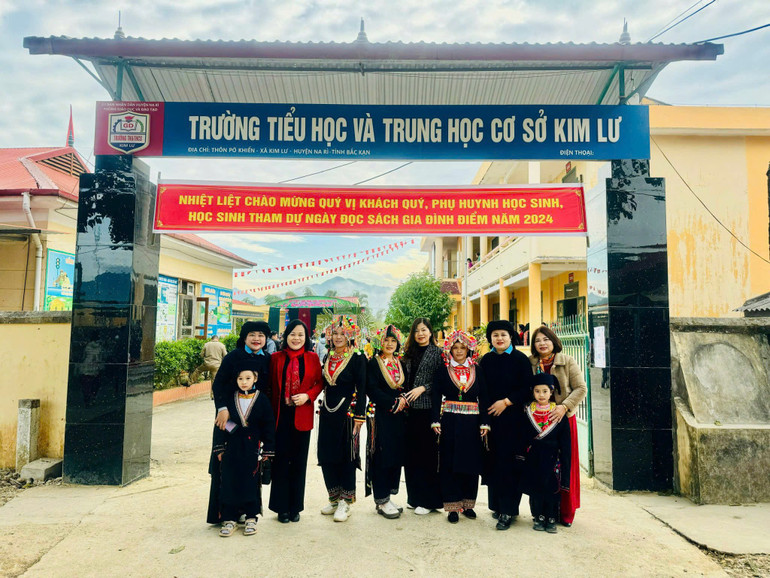 Trường TH&THCS Kim Lư (Na Rì) phấn khởi khi được xây dựng mô hình thư viện thân thiện. z6167156987118-88f79bfc82588caafdba35548c4fb190.jpg