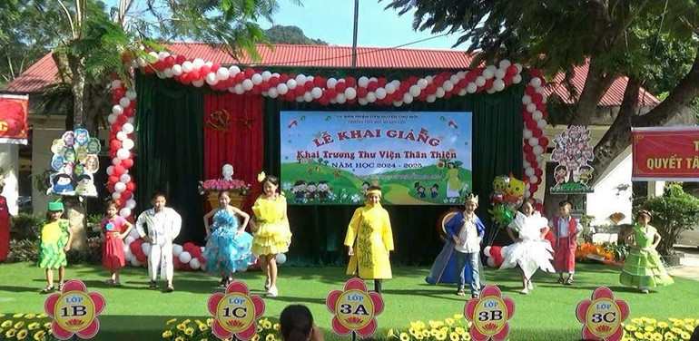 Học sinh Trường Tiểu học Quảng Chu (Chợ Mới) với màn biểu diễn thời trang do các em tự thiết kế. z6167154932163-5fd19c54cdcd6b7fb079dfd84294a138.jpg