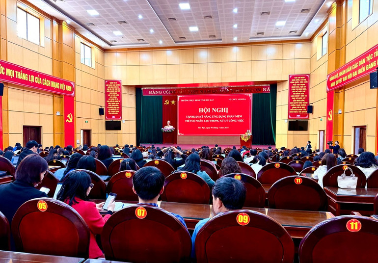 Hội nghị tập huấn Kỹ năng ứng dụng phần mềm trí tuệ nhân tạo trong xử lý công việc. z6472248880446-6d110e1624509e8701c453fa344a261b.jpg