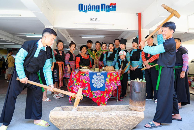 Bà Mùa Thị Máy (63 tuổi) đến từ đoàn Sơn La bày tỏ, đây là lần đầu tiên tôi đến với Quảng Ngãi, cũng là lần đầu được tham gia hội thi này. Tôi cảm thấy hội thi rất sôi nổi, ý nghĩa, các dân tộc anh em có cơ hội được giao lưu, hiểu biết về nhau nhiều hơn. Đến với hội thi, đoàn chúng tôi mang đến những món ăn đậm đà bản sắc và mang hương vị riêng của dân tộc Mông như thắng cố, gà đen, lợn bản treo gác bếp, cải mèo xào, bánh được làm từ gạo nếp tan giã nhuyễn... Bà Mùa Thị Máy (63 tuổi) đến từ đoàn Sơn La bày tỏ, đây là lần đầu tiên tôi đến với Quảng Ngãi, cũng là lần đầu được tham gia hội thi này. Tôi cảm thấy hội thi rất sôi nổi, ý nghĩa, các dân tộc anh em có cơ hội được giao lưu, hiểu biết về nhau nhiều hơn. Đến với hội thi, đoàn chúng tôi mang đến những món ăn đậm đà bản sắc và mang hương vị riêng của dân tộc Mông như thắng cố, gà đen, lợn bản treo gác bếp, cải mèo xào, bánh được làm từ gạo nếp tan giã nhuyễn...