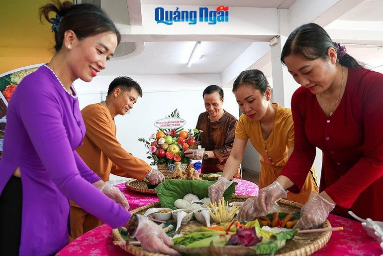 Nghệ nhân Quảng Bình chuẩn bị các món ăn truyền thống. Nghệ nhân Quảng Bình chuẩn bị các món ăn truyền thống.