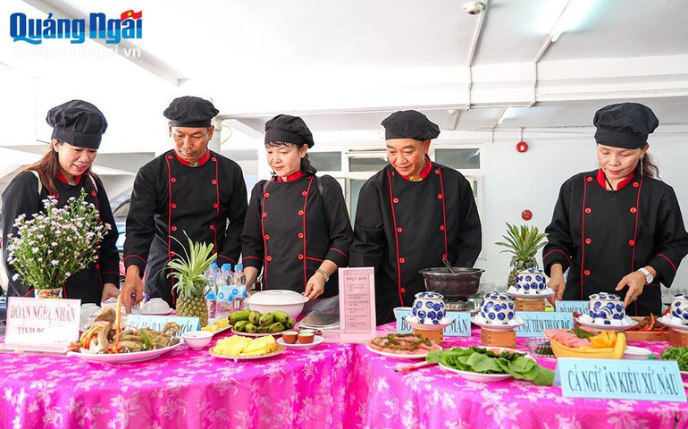 Ẩm thực "xứ nẫu" được thể hiện qua đôi bàn tay của các nghệ nhân đoàn Phú Yên. Ẩm thực "xứ nẫu" được thể hiện qua đôi bàn tay của các nghệ nhân đoàn Phú Yên.