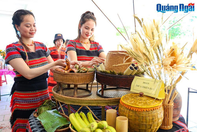 Nghệ nhân của đoàn Thừa Thiên Huế chuẩn bị các món ăn truyền thống. Nghệ nhân của đoàn Thừa Thiên Huế chuẩn bị các món ăn truyền thống.