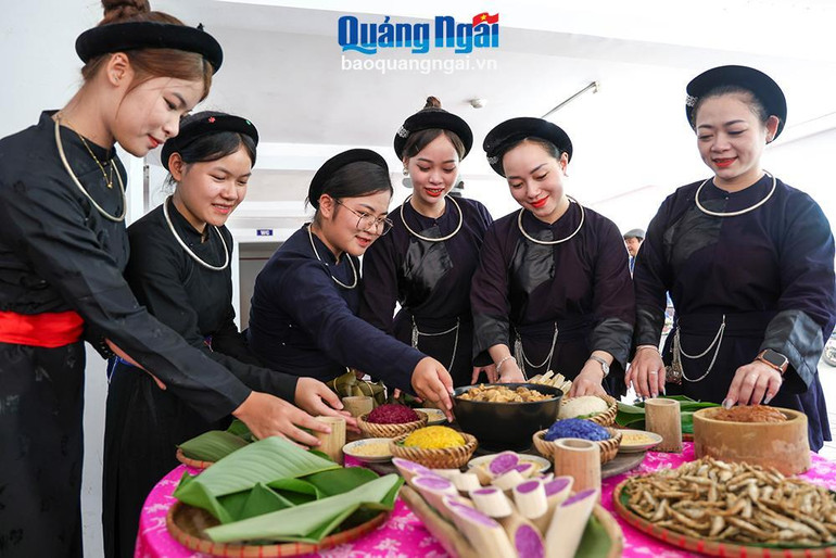 Mâm cơm truyền thống của người Tày (Thái Nguyên). Mâm cơm truyền thống của người Tày (Thái Nguyên).