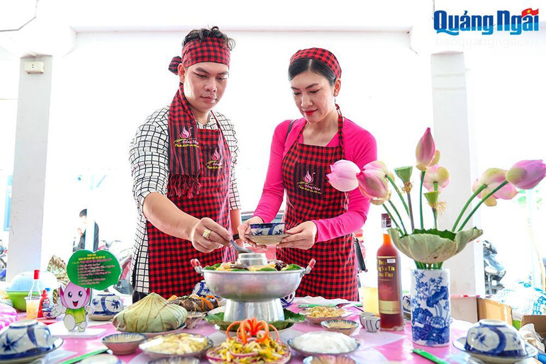 Mâm cơm đậm chất Nam Bộ của đoàn Đồng Tháp. Mâm cơm đậm chất Nam Bộ của đoàn Đồng Tháp.