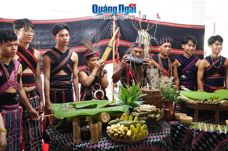 Già làng Alăng Minh (thứ 4 từ phải sang), đến từ đoàn Quảng Nam cho biết, đến với hội thi lần này, chúng tôi đem đến các món ăn như: Cơm lam, ốc đá, cá suối, bánh sừng trâu, sắn nướng ống tre... Đây đều là những món ăn gắn liền với cuộc sống của người đồng bào Cơ Tu. Già làng Alăng Minh (thứ 4 từ phải sang), đến từ đoàn Quảng Nam cho biết, đến với hội thi lần này, chúng tôi đem đến các món ăn như: Cơm lam, ốc đá, cá suối, bánh sừng trâu, sắn nướng ống tre... Đây đều là những món ăn gắn liền với cuộc sống của người đồng bào Cơ Tu.
