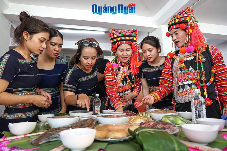 Các thành viên đến từ đoàn Lai Châu giới thiệu ẩm thực của người đồng bào dân tộc Hà Nhì cho đoàn Lâm Đồng. Chị Ka Thành Lan, người dân tộc K'Ho (thứ 3 từ trái sang) đến từ đoàn Lâm Đồng chia sẻ, hội thi ẩm thực lần này là dịp để món ăn truyền thống các dân tộc được quảng bá, giới thiệu đến du khách. Qua đó, góp phần bảo tồn, giữ gìn và phát huy giá trị ẩm thực truyền thống của dân tộc thiểu số gắn với phát triển du lịch. Các thành viên đến từ đoàn Lai Châu giới thiệu ẩm thực của người đồng bào dân tộc Hà Nhì cho đoàn Lâm Đồng. Chị Ka Thành Lan, người dân tộc K'Ho (thứ 3 từ trái sang) đến từ đoàn Lâm Đồng chia sẻ, hội thi ẩm thực lần này là dịp để món ăn truyền thống các dân tộc được quảng bá, giới thiệu đến du khách. Qua đó, góp phần bảo tồn, giữ gìn và phát huy giá trị ẩm thực truyền thống của dân tộc thiểu số gắn với phát triển du lịch.