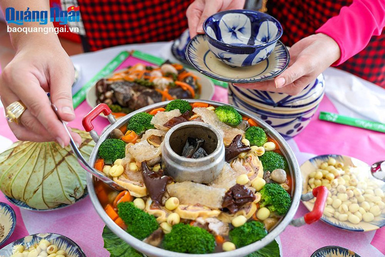 Món lẩu cù lao dân dã, đậm vị được chế biến công phu. Món lẩu cù lao dân dã, đậm vị được chế biến công phu.