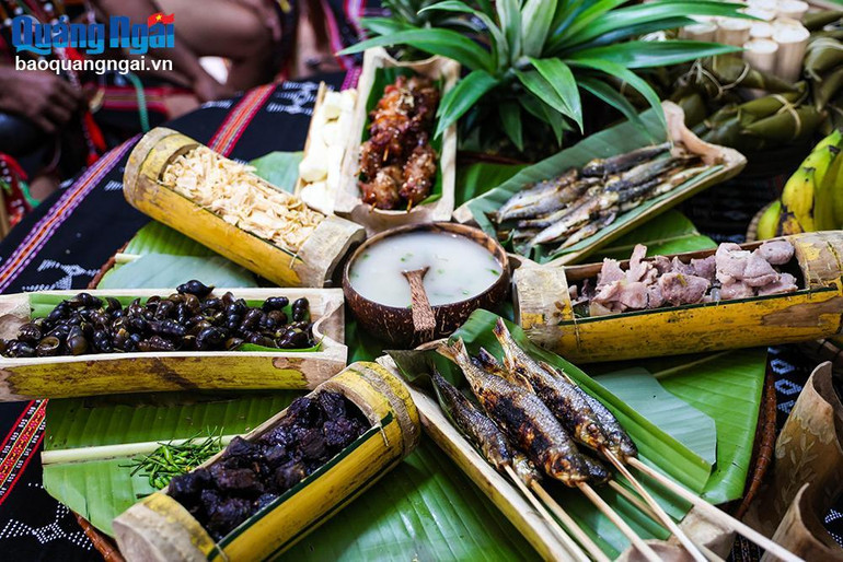 Mâm cơm từ các nguyên liệu đặc trưng của núi rừng Quảng Nam. Mâm cơm từ các nguyên liệu đặc trưng của núi rừng Quảng Nam.