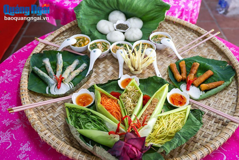 Mâm cơm truyền thống được hoàn thiện qua bàn tay khéo léo của các nghệ nhân. Mâm cơm truyền thống được hoàn thiện qua bàn tay khéo léo của các nghệ nhân.