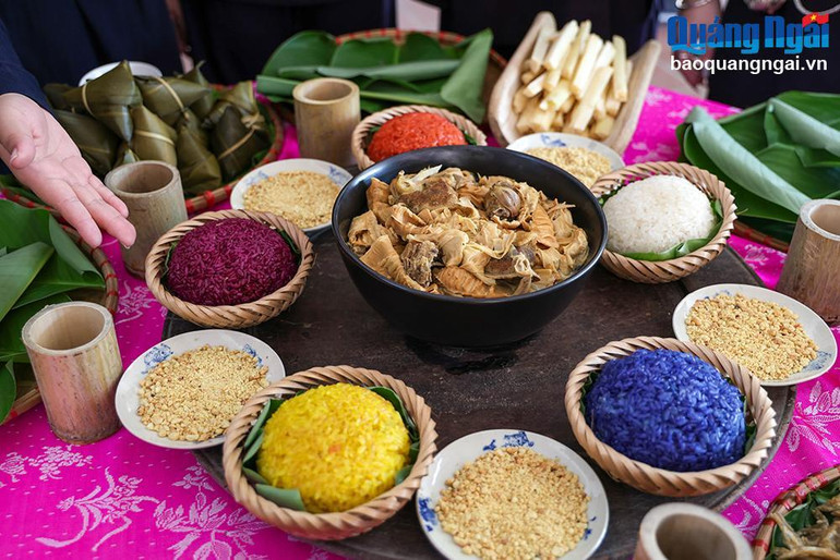 Đồng bào dân tộc Tày đã sử dụng các loại cây trong vườn nhà để để tạo nên xôi ngũ sắc. Không chỉ ngon miệng, đẹp mắt, món ăn này còn mang nhiều ý nghĩa sâu sắc. Đồng bào dân tộc Tày đã sử dụng các loại cây trong vườn nhà để để tạo nên xôi ngũ sắc. Không chỉ ngon miệng, đẹp mắt, món ăn này còn mang nhiều ý nghĩa sâu sắc.