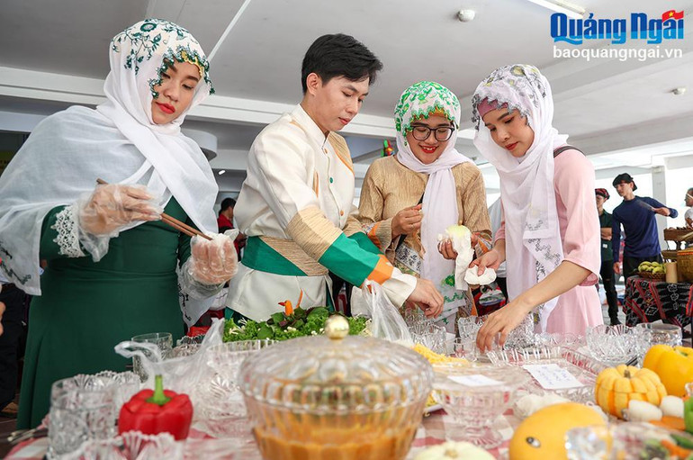 Đoàn An Giang chuẩn bị các món ăn truyền thống đặc sắc của người Chăm. Đoàn An Giang chuẩn bị các món ăn truyền thống đặc sắc của người Chăm.