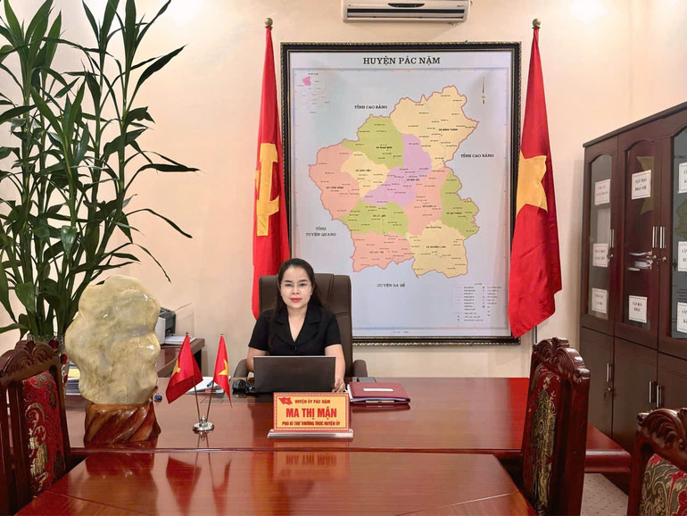 Đồng chí Ma Thị Mận, Phó Bí thư Thường trực Huyện ủy Pác Nặm nói về các giải pháp của huyện Pác Nặm để sớm đưa Quyết tâm thư vào cuộc sống z5958233237992-d9bcfa850e0c94369a6663724cb61d4e-9614-2598.jpg