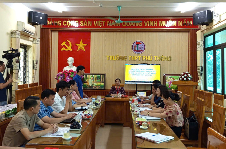Đoàn kiểm tra của Bộ GD&ĐT kiểm tra công tác chuẩn bị Kỳ thi tốt nghiệp THPT 2025 tại Điểm thi Trường THPT Phủ Thông. z6736572772029-796733e5c4b5d9f4e485d7b243238d3c.jpg