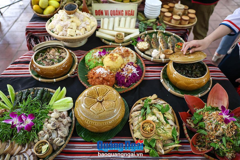 Ẩm thực của người Cor Quảng Ngãi được biết đến với những món ăn như: bánh lá đót, gỏi chuối rưng, ốc núi, heo bản địa... Ẩm thực của người Cor Quảng Ngãi được biết đến với những món ăn như: bánh lá đót, gỏi chuối rưng, ốc núi, heo bản địa...