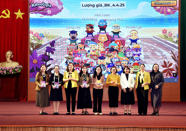 Các đồng chí: Trần Thị Lộc, Phó Chủ tịch Thường trực HĐND tỉnh, Triệu Thị Thúy, Chủ tịch Hội LHPN tỉnh Bắc Kạn tặng quà cho học viên tích cực tham gia các hoạt động tại lớp học. 7.jpg