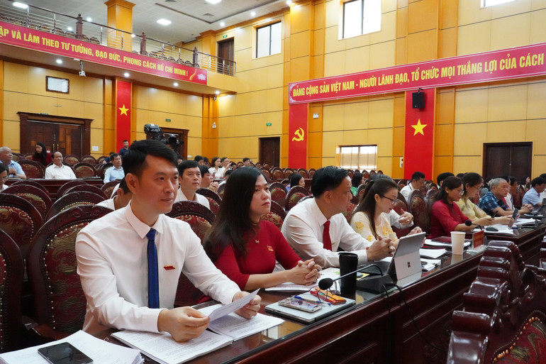 Phiên làm việc tại Hội trường sáng 23/6. dsc04441.jpg