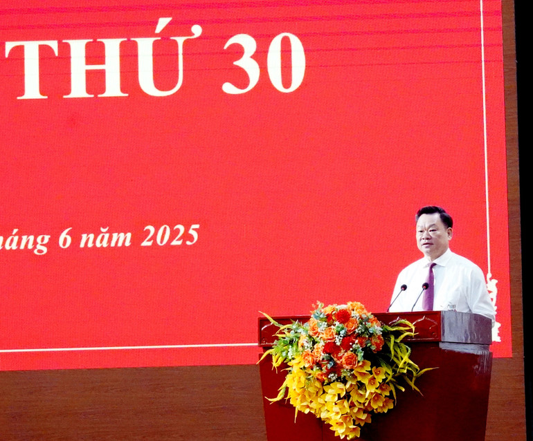 Đồng chí Hoàng Duy Chinh, Ủy viên BCH Trung ương Đảng, Bí thư Tỉnh ủy, Trưởng đoàn ĐBQH tỉnh Bắc Kạn phát biểu tại Kỳ họp. dsc04471.jpg