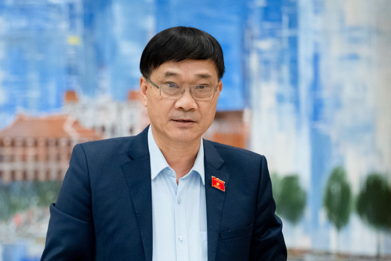 Chủ nhiệm Ủy ban Kinh tế Vũ Hồng Thanh trình bày Báo cáo thẩm tra. cn-ubkt-vu-hong-thanh-611.jpg