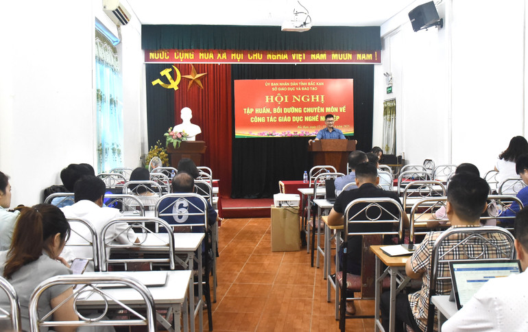 Giảng viên tập huấn tổng quan Quản lý nhà nước về GDNN. dsc-3012.jpg