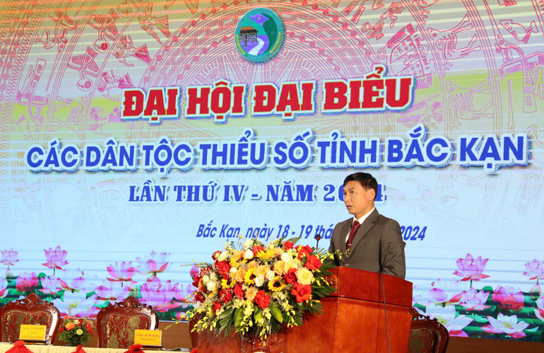 Ông Hoàng Minh, Trưởng ban Thi đua khen thưởng, Sở Nội vụ công bố các Quyết định khen thưởng. z5945404778266-2764863b0b81c22ae8bb653fb6d35ddc-3537.jpg
