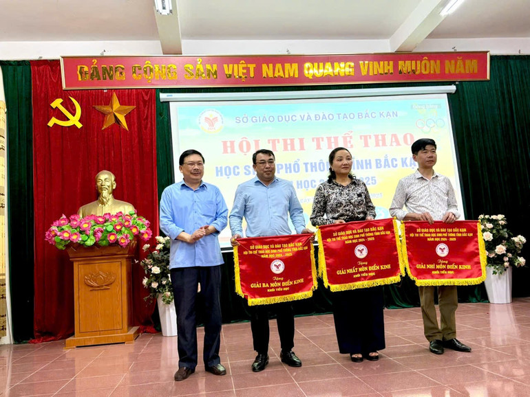 Trao giải môn Điền kinh. z6453544718190-771f5e6876122fb9a6d69e1fb8983c25.jpg