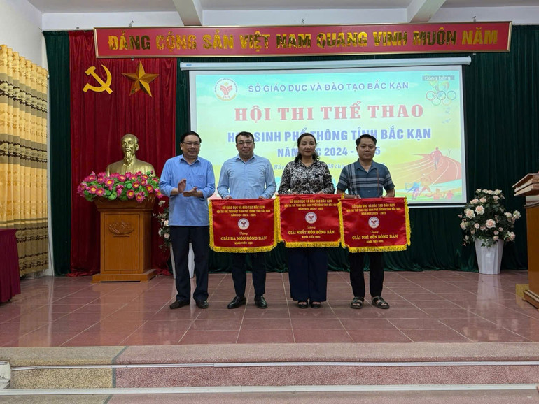 Trao giải môn Bóng bàn. z6453544714335-e5b02f0d5b0d0044581a37bf4a70ec9b.jpg