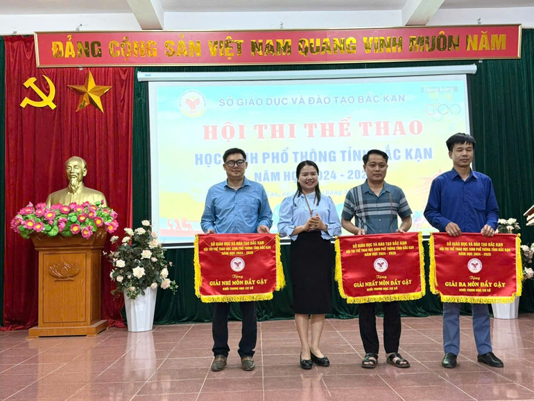 Trao giải môn Đẩy gậy. z6453544705439-5dcf62a5b6ca49b70b48165823250954.jpg