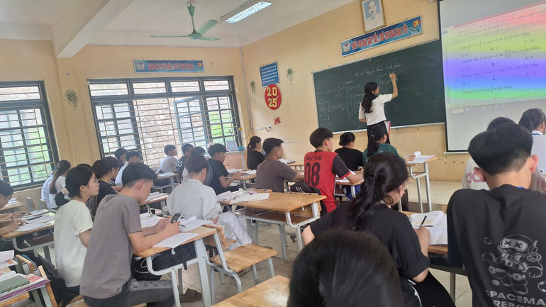 Ôn tập chuẩn bị cho Kỳ thi tốt nghiệp THPT 2025 tại Trường THPT Quảng Khê (Ba Bể). z6686798448912-fede7fbf03759087143aa143fb820d1e.jpg