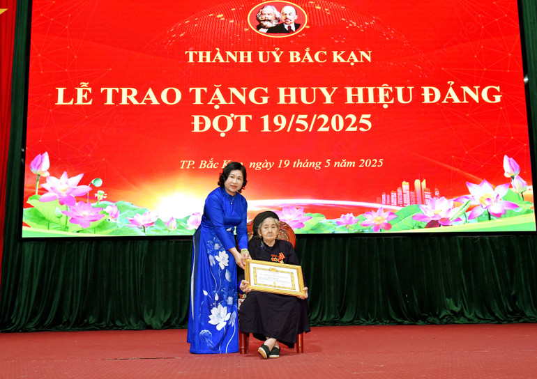 Đồng chí Phương Thị Thanh, Phó Bí thư Thường trực Tỉnh ủy, Chủ tịch HĐND tỉnh trao Huy hiệu 80 năm tuổi Đảng cho đồng chí Quách Thị Từ, đảng viên Đảng bộ phường Nguyễn Thị Minh Khai. 28.jpg