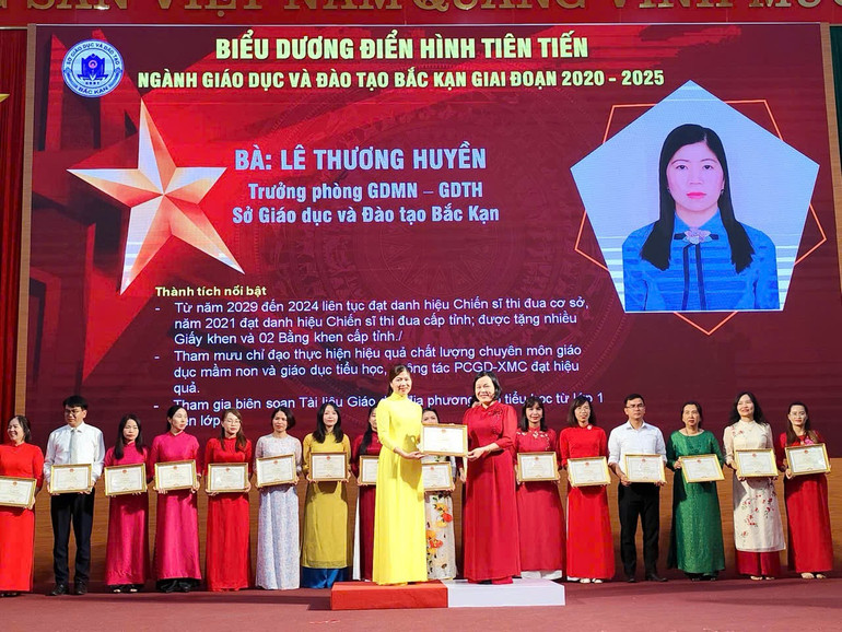 Biểu dương nhiều tập thể, cá nhân là điển hình tiên tiến có thành tích tiêu biểu trong đổi mới sáng tạo, góp phần nâng cao chất lượng giáo dục của tỉnh. z6751282401068-b9aa5f9504e4aa2602e2c67f87750912.jpg