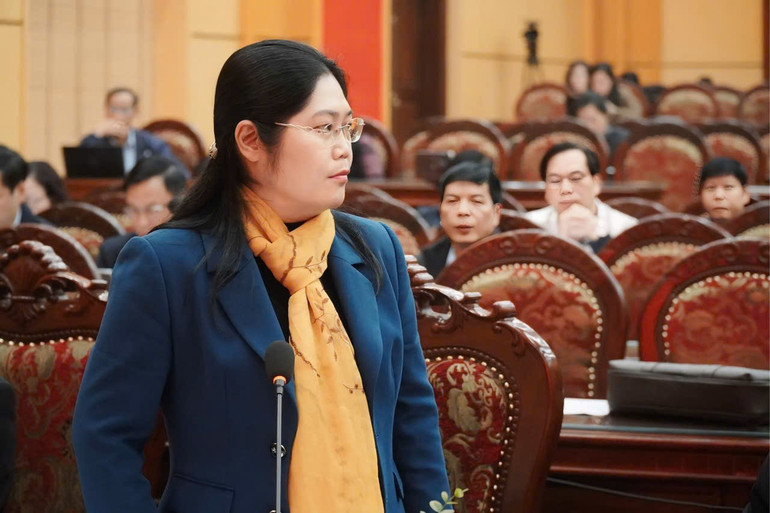 Đồng chí Hoàng Thu Trang, Phó Chủ tịch UBND tỉnh đóng góp ý kiến vào các dự thảo nghị quyết. z6116968851452-9cf5f9691a491f4f416d38493fd2d1c5.jpg