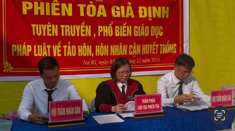 Phiên tòa giả định tuyên truyền, phổ biến giáo dục pháp luật về tảo hôn, hôn nhân cận huyết thống tại Trường TH&THCS Liêm Thủy. z6095399313621-a5eb6017298053c2834554df689e8546.jpg