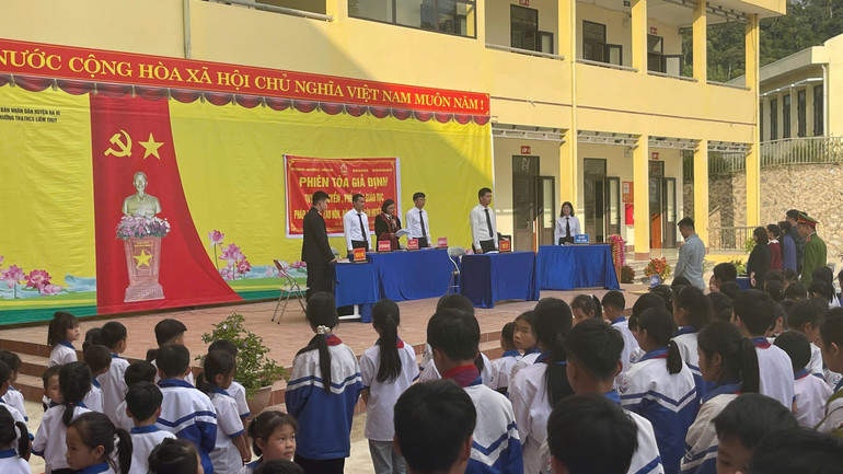Thông qua hình thức tuyên truyền trực tiếp này giúp học sinh hiểu rõ về vấn nạn tảo hôn và hôn nhân cận huyết thống khiến chất lượng dân số suy giảm, suy thoái nòi giống và vi phạm pháp luật. z6095399520782-a009b1523c7bba42f3f1fe48e470ae19.jpg