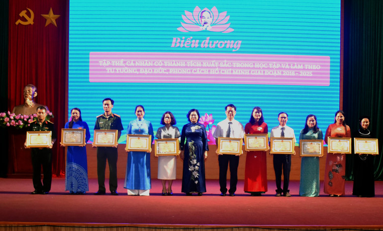 សមមិត្ត Phuong Thi Thanh អនុលេខាអចិន្ត្រៃយ៍គណៈកម្មាធិការបក្សខេត្ត ប្រធានក្រុមប្រឹក្សាប្រជាជនខេត្ត បានប្រគល់ប័ណ្ណសរសើរដល់សមូហភាព និងបុគ្គលដែលមានស្នាដៃឆ្នើមក្នុងរយៈពេល ១០ ឆ្នាំនៃការអនុវត្តសេចក្តីណែនាំលេខ ០៥-CT/TW។ dsc-2577.jpg