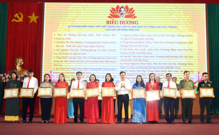 ប្រគល់ប័ណ្ណសរសើរដល់បុគ្គលធម្មតាចំនួន ១៣រូប ក្នុងការសិក្សា និងអនុវត្តតាមមនោគមវិជ្ជា សីលធម៌ និងរចនាបថរបស់ហូជីមិញក្នុងឆ្នាំ ២០២៤។ dsc-2580.jpg