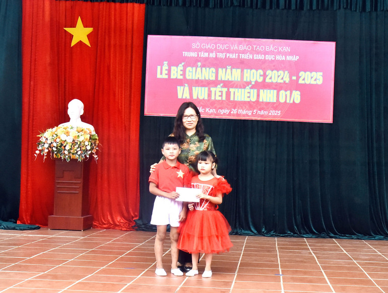 Lãnh đạo Hội Bảo trợ NKT và bảo vệ quyền trẻ em tỉnh trao quà cho học sinh. dsc-2673.jpg